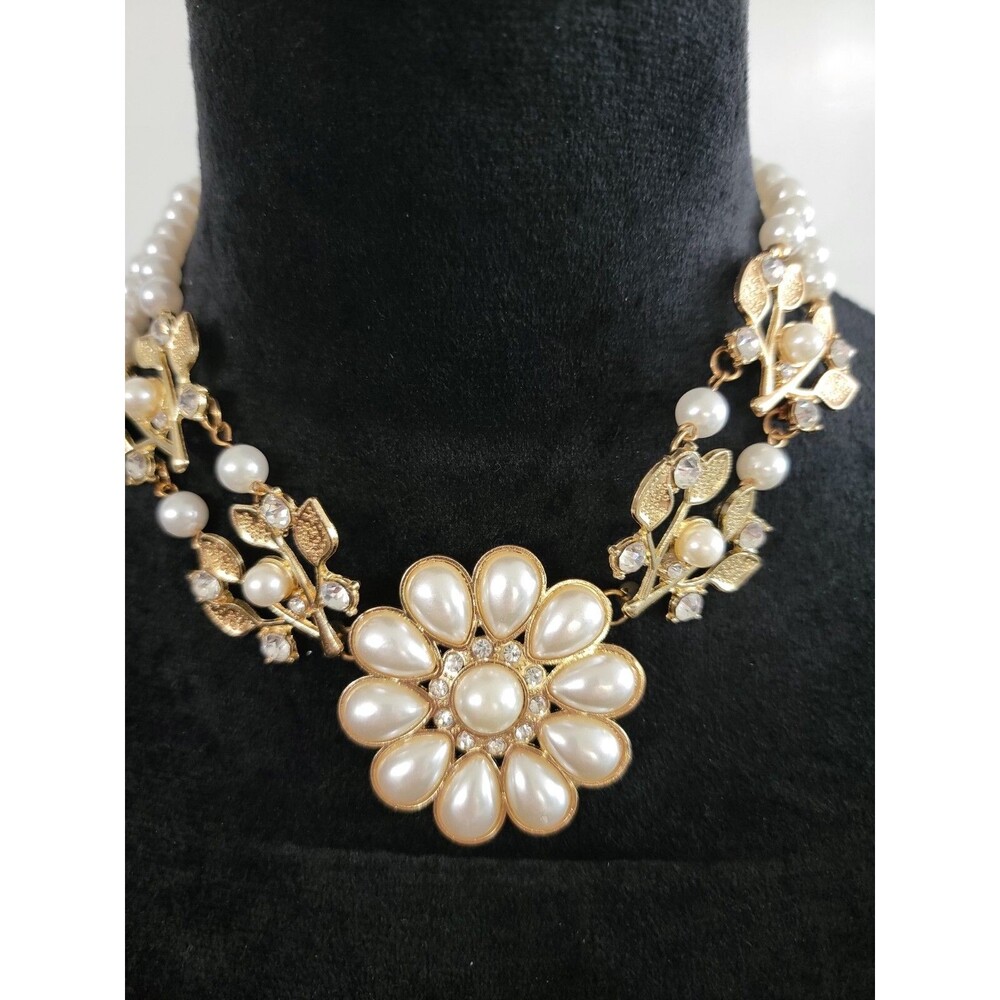 White And Gold Faux Pearl Fashion Jewelry Necklace - Picture 2 of 2